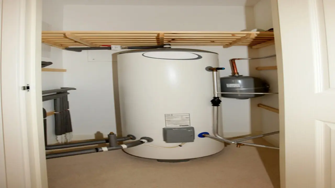 Storage water heater with surrounding pipes and expansion vessel